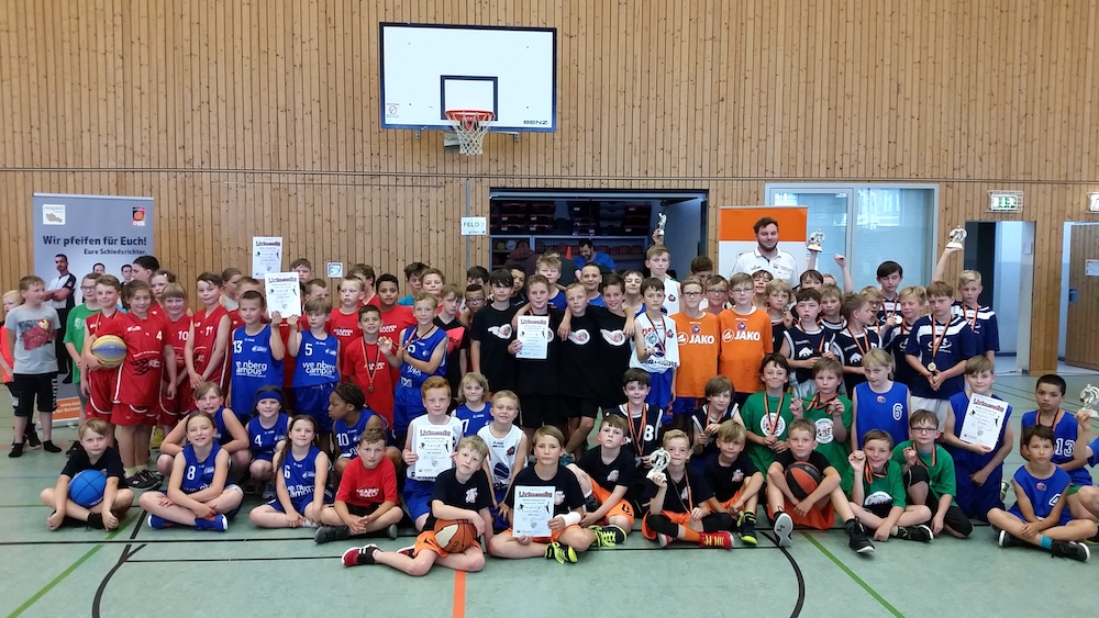 Beim Champions-Turnier der Basketball Schulliga Sachsen-Anhalt wird kommenden Dienstag, den 01. Mai 2018, in Weißenfels die beste Grundschulmannschaft der aktuellen Saison ermittelt. Dieses Bild zeigt die Teams vom letzten Jahr. // Foto: BVSA